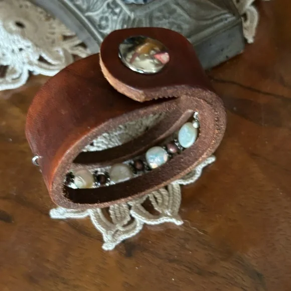 Handcrafted Leather & Freshwater Pearl Bracelet - Picture 5 of 8